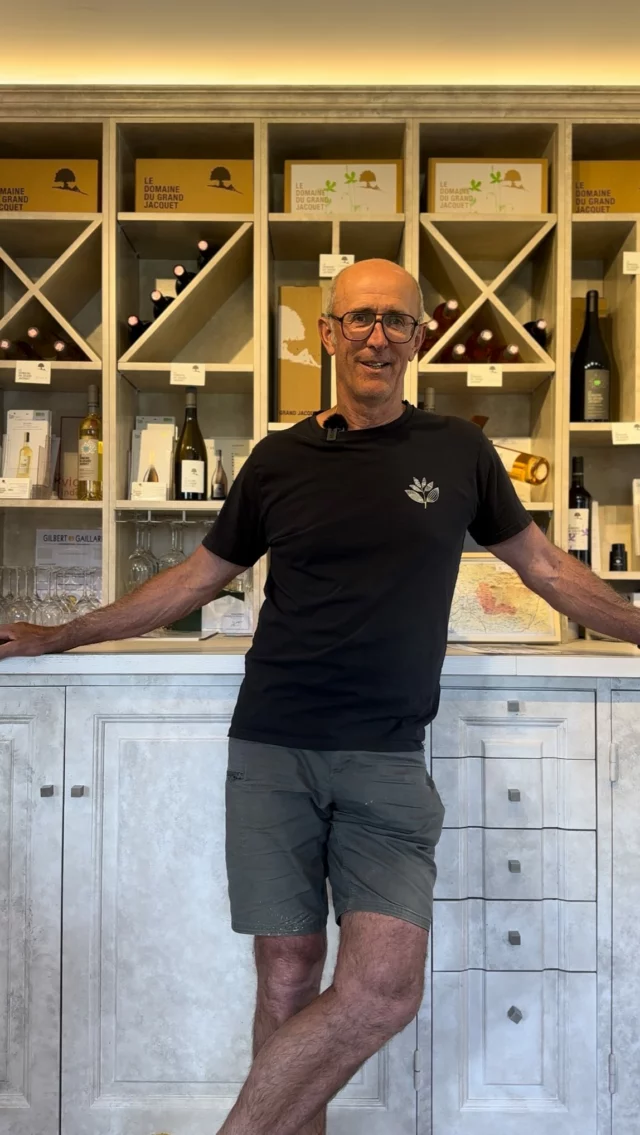 🍇 Découvrez ce qui rend le Domaine du Grand Jacquet unique – Partie 1 🍃🍷

Joël nous parle de ce qui rend son domaine si unique : un équilibre entre tradition, respect de la nature et passion du vin. 🌿✨

Et ce n’est que le début… 👀
Restez connectés pour la suite de cette mini série au domaine !✨

🎬 & 👩🏻‍💻 @vitiprom

@lesvinsaocventoux @vigneronsindependants84
#DomaineDuGrandJacquet #VigneronPassionné #VinBio #Terroir #ViticultureDurable

L’abus d’alcool est dangereux pour la santé, à consommer avec modération.